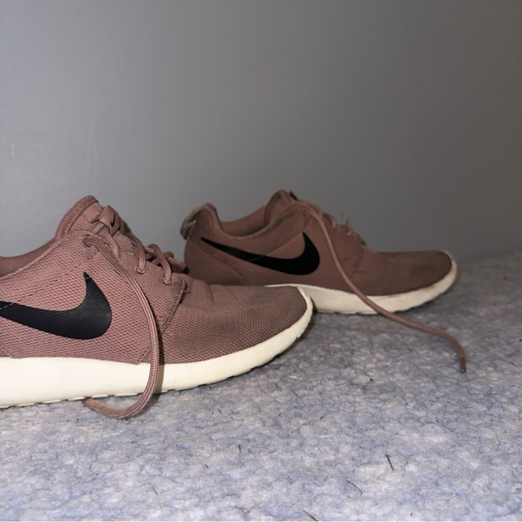 Nike Women’s Pink Taupe Roshe Run - Size 7.5 - Picture 4 of 10
